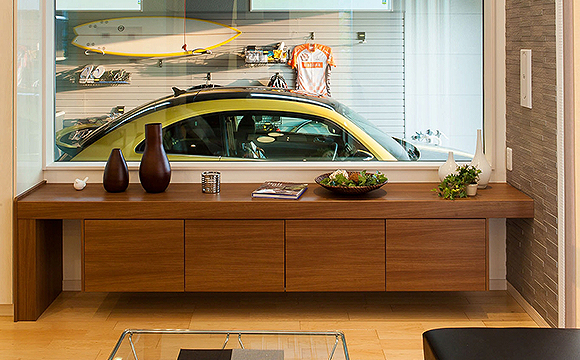 室内からでも愛車を眺められる贅沢な時間