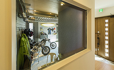 家族みんなのホビースペースとしてはもちろんガレージソリューションや収納棚で実用性もUP