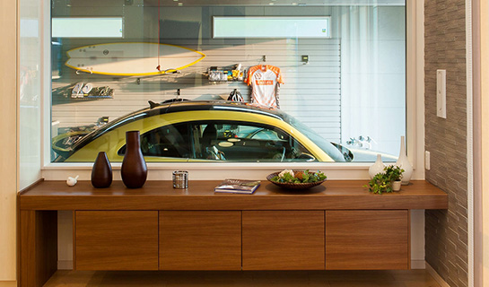 室内にいながら愛車を眺める贅沢