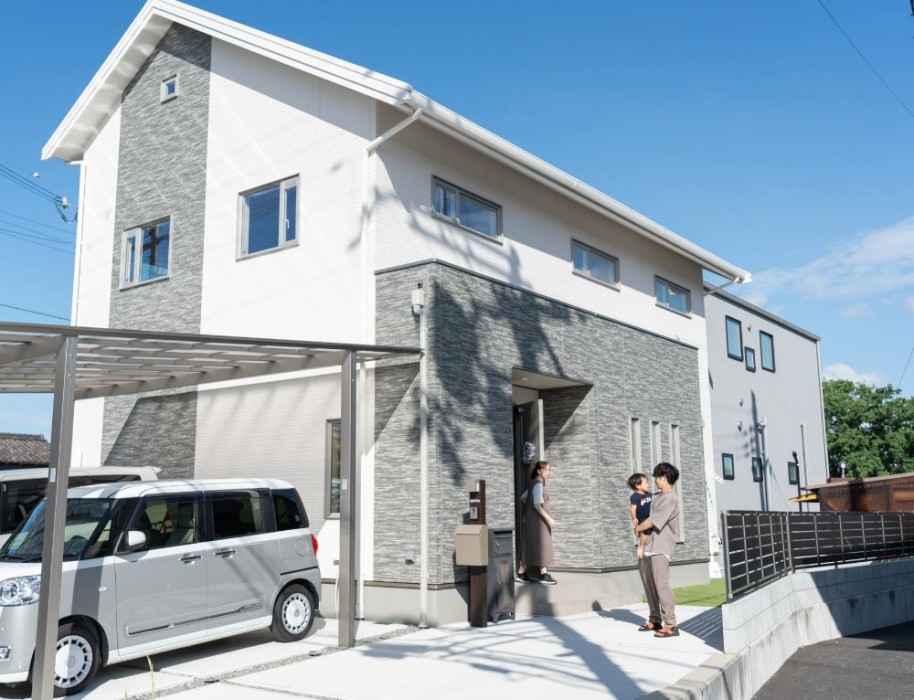 白を基調とした周囲と調和するオーソドックスな外観