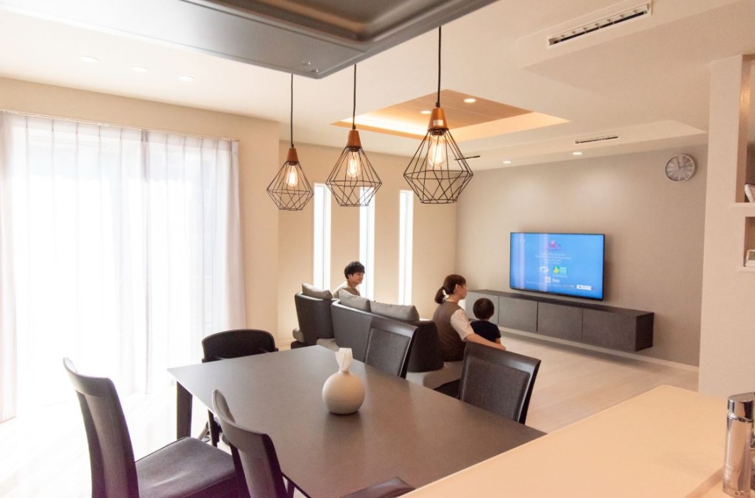 暖かい光が差し込むLDK