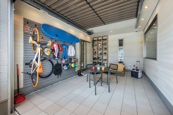 1階中央に配置した「アクティブガレージ」
愛車を格納するだけの空間ではなく、趣味の物を飾ったり、子供たちの遊び場、休みの日には仲間や家族とバーベキューが出来るなど、安全を確保しながらも遊べるスペースです!