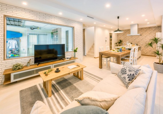 1階LDKは、家事動線を第一に考え洗面・脱衣室・パントリーに回遊性を持たせる事で、日々の家事の時間短縮にもなります!
また、ゆっくりとソファーに座りガラス越しに愛車を眺めることが出来る自慢のポイントです!