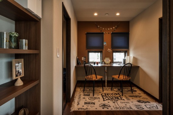 兄弟が並んで勉強できるスタディールームを兼ね備えた「子供部屋」
個々に勉強するのではなく、こども同士や親がこどもの横に一緒に並び勉強を教えあうことができる場所。読書をしたり絵を描いたりするこども達の姿が安心して見届けられる場所です。